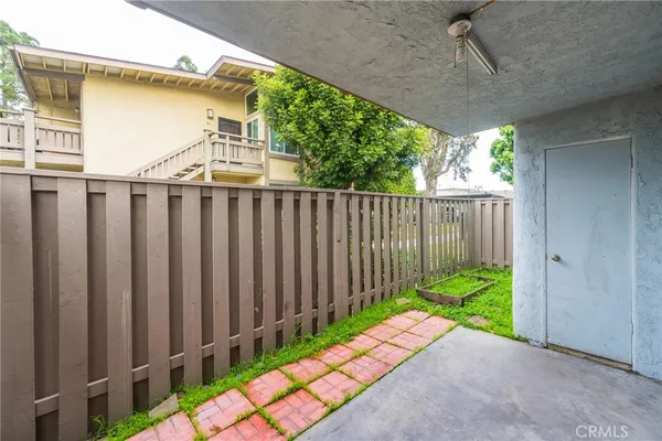 a view of a backyard with pathway