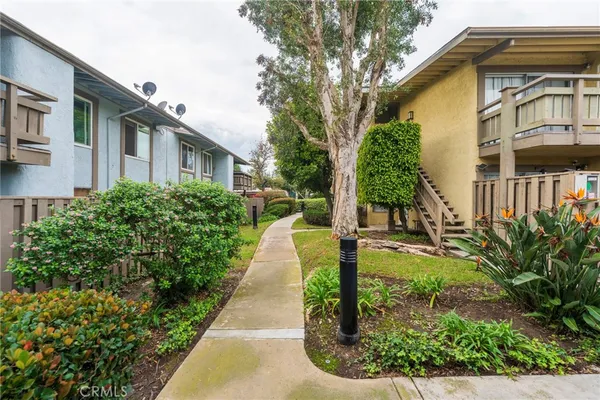 a view of a front of house with a yard