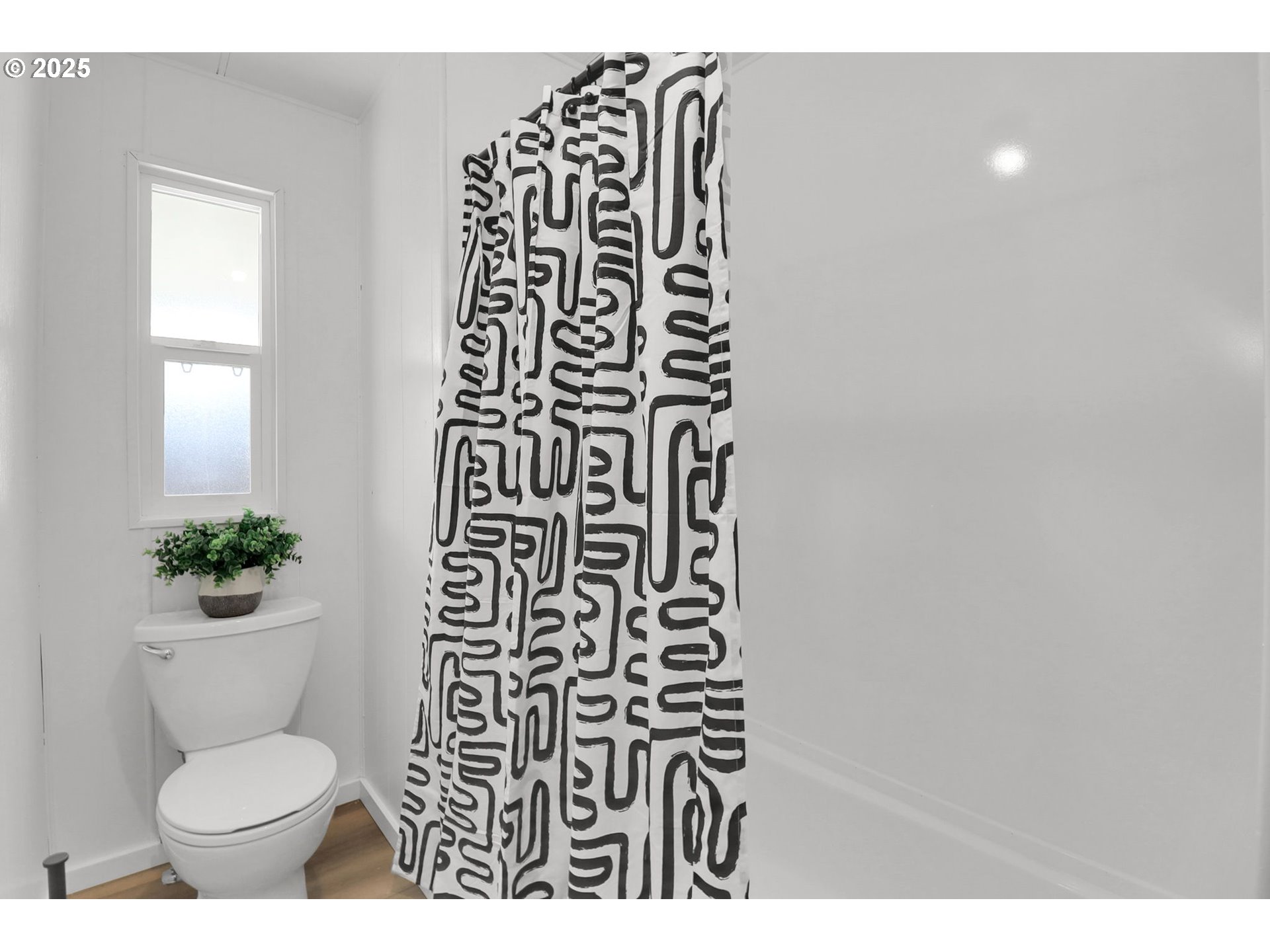 578 South 53rd Street Springfield, OR 97478 - Photo 26 of 41 Owner's Suite Bathroom