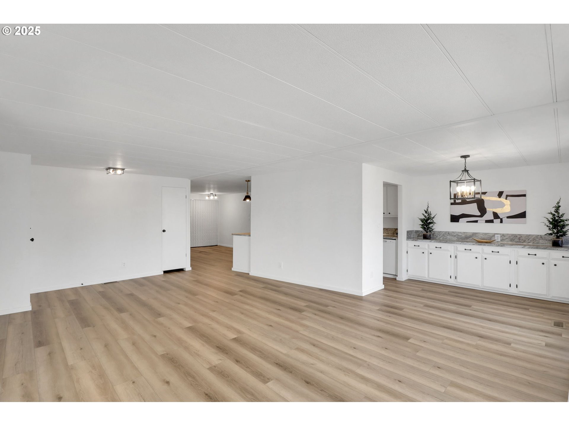 578 South 53rd Street Springfield, OR 97478 - Photo 9 of 41 Living Room/Dining Room