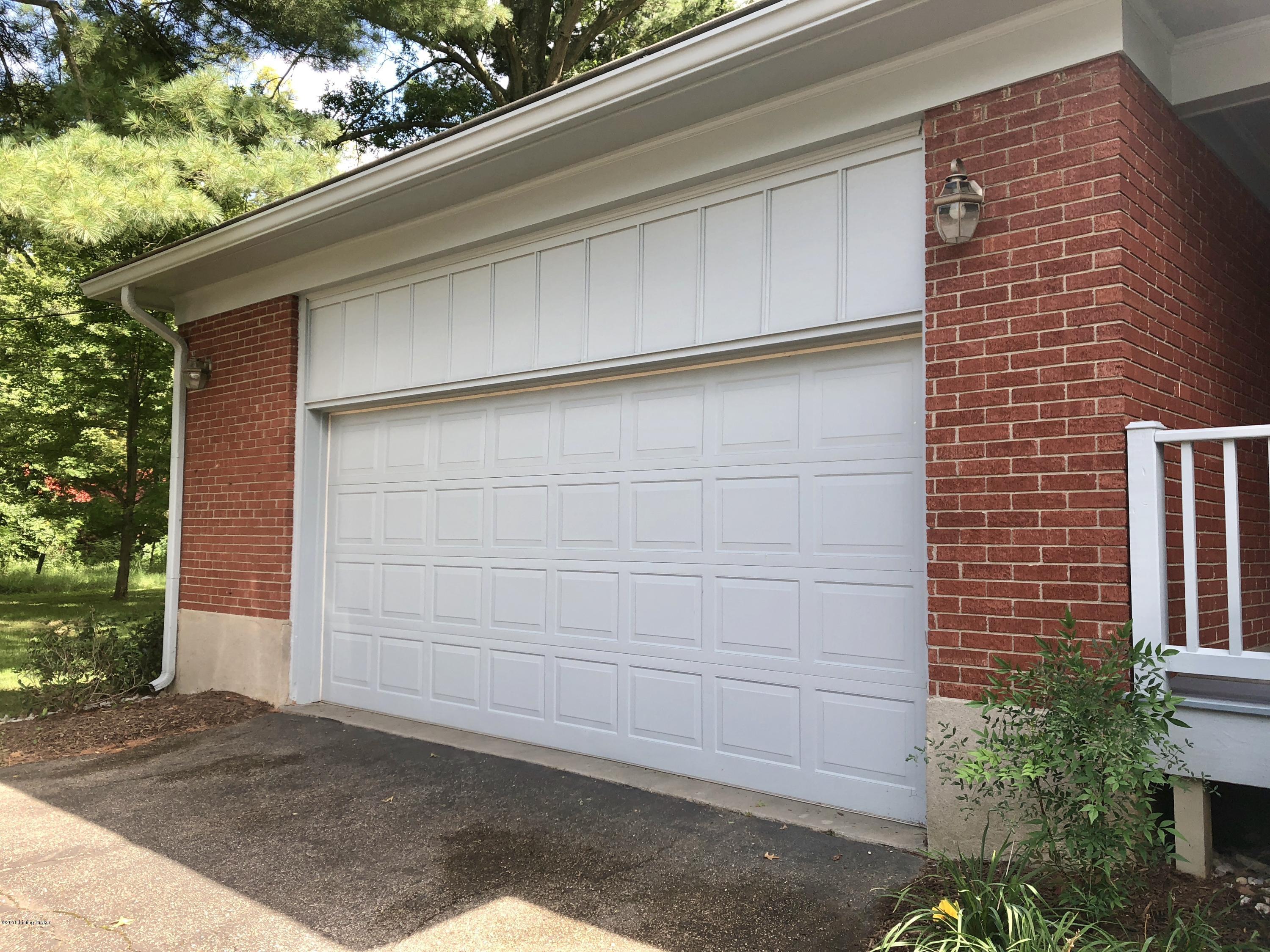 215 Smithfields Road Louisville, KY 40207 - Photo 5 of 32 fullsizeoutput_38e0