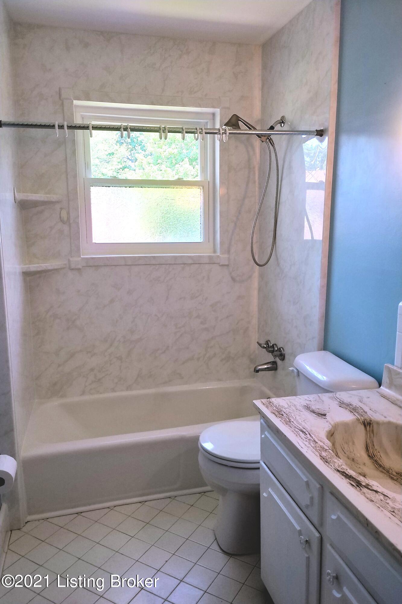 6503 Ridge Cliff Road Louisville, KY 40228 - Photo 23 of 55 Upper_level_FullBath