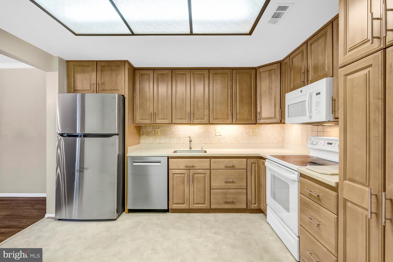 15300 Wallbrook Court, Unit 473A Silver Spring, MD 20906 - Photo 18 of 58 Kitchen