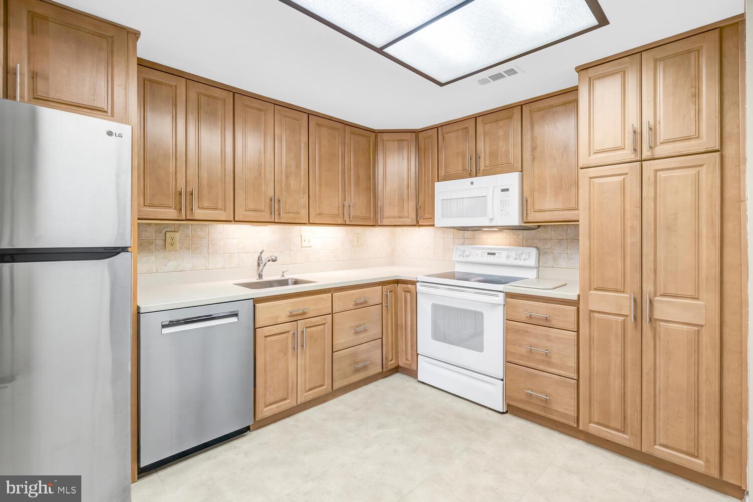 15300 Wallbrook Court, Unit 473A Silver Spring, MD 20906 - Photo 19 of 58 Kitchen