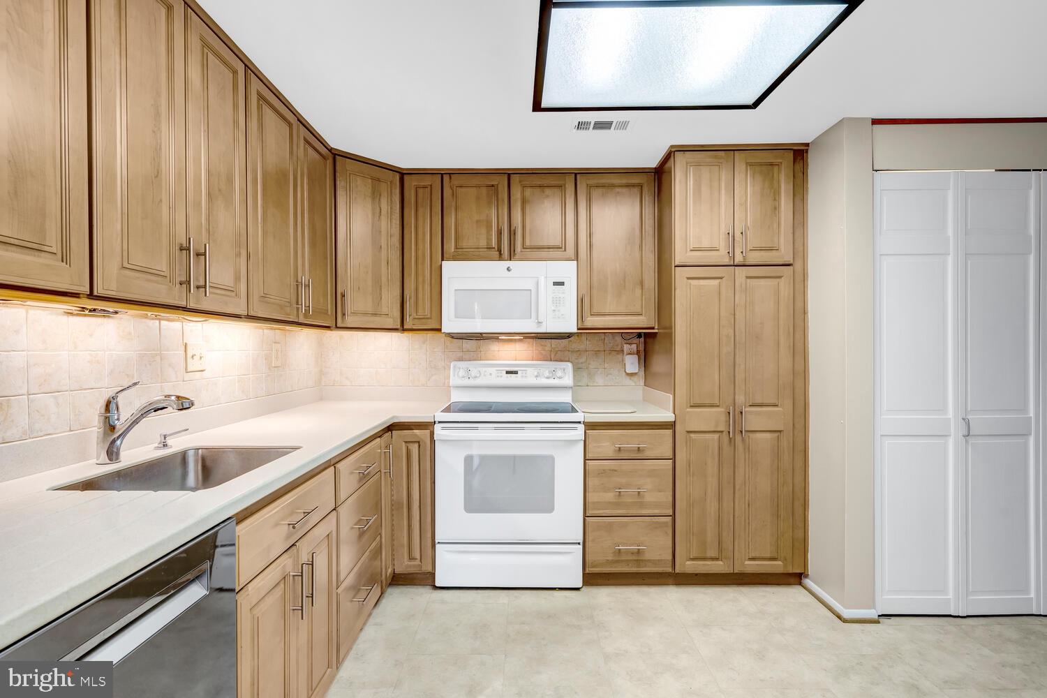 15300 Wallbrook Court, Unit 473A Silver Spring, MD 20906 - Photo 20 of 58 Kitchen