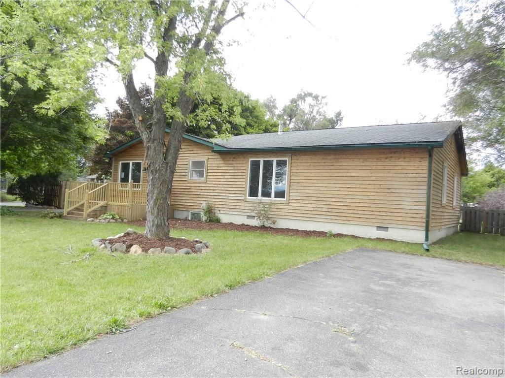 8956 Davisburg Road Clarkston, MI 48348 - Photo 4 of 38 8956 Davisburg front3.JPG
