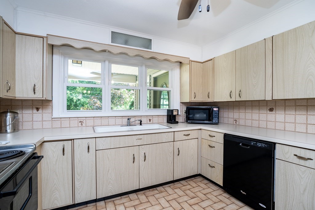 40 W Road Longmeadow, MA 01106 - Photo 25 of 42 Gallery Image 25