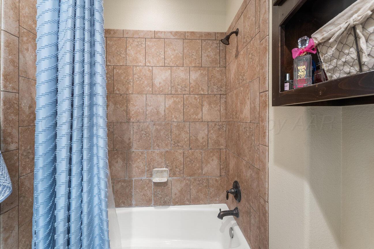 7410 Rochester Drive Amarillo, TX 79118 - Photo 36 of 60 Guest Bath