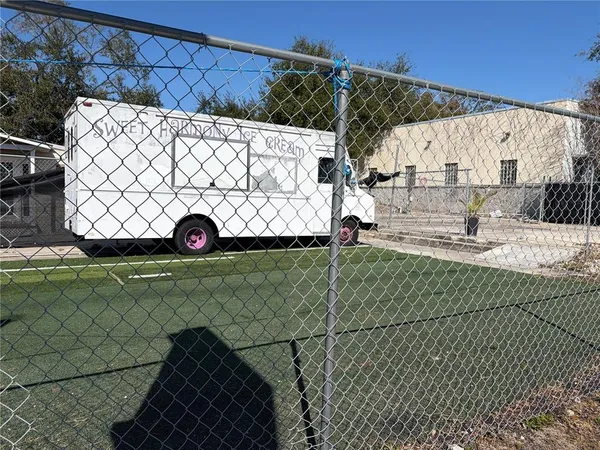a view of a backyard