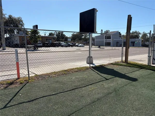 a view of a backyard