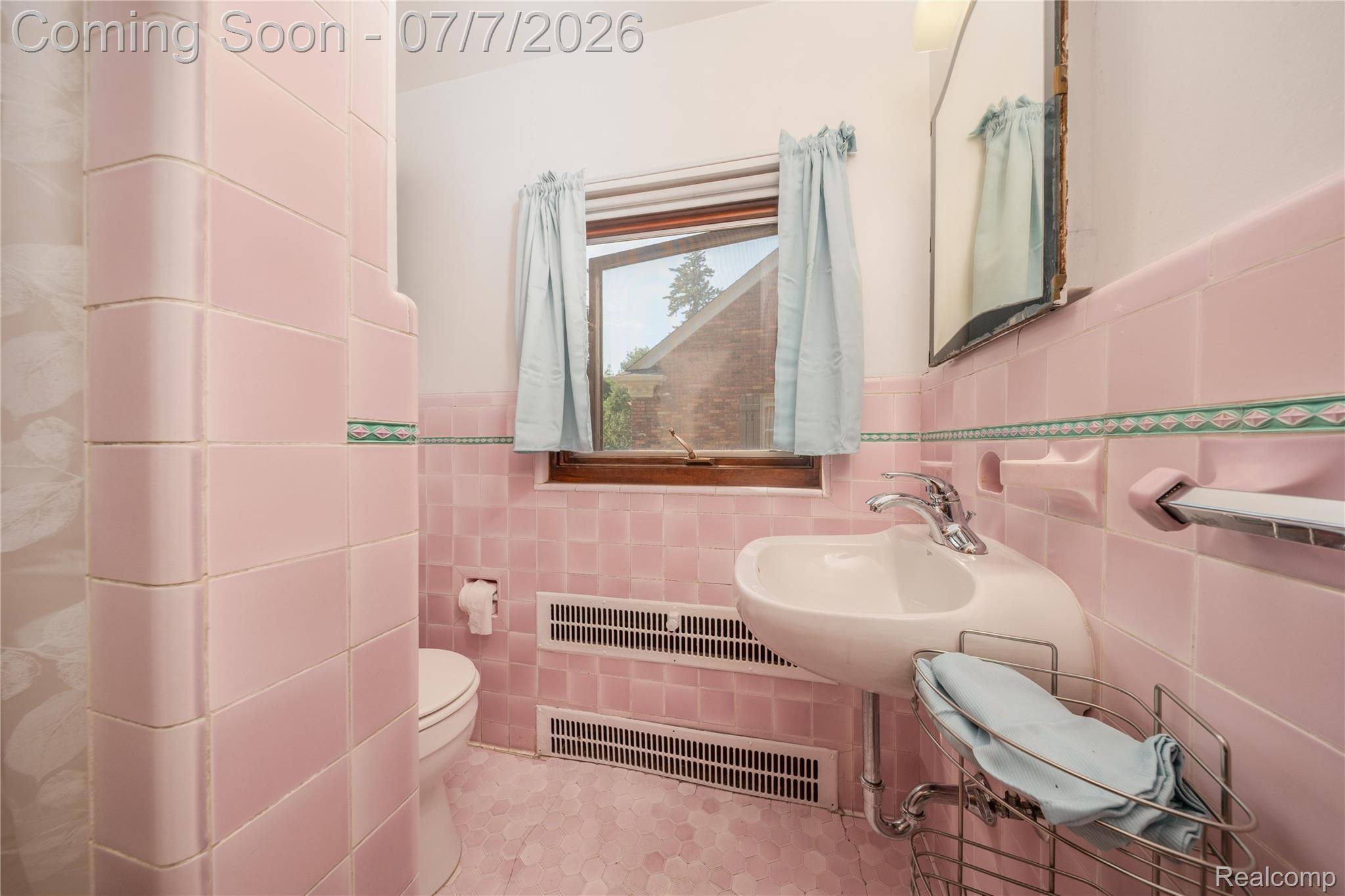 16580 Westmoreland Road Detroit, MI 48219 - Photo 18 of 37 pink bath 16580 Westmoreland.jpg