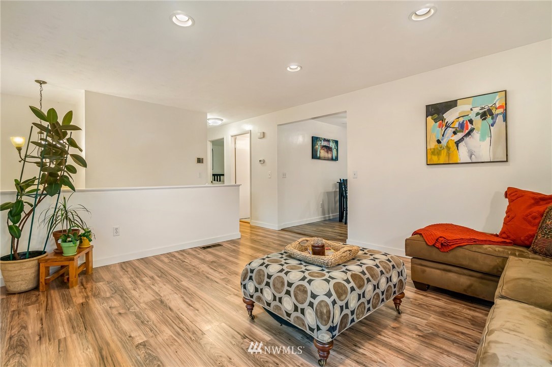 605 216th Street Southwest Bothell, WA 98021 - Photo 5 of 28