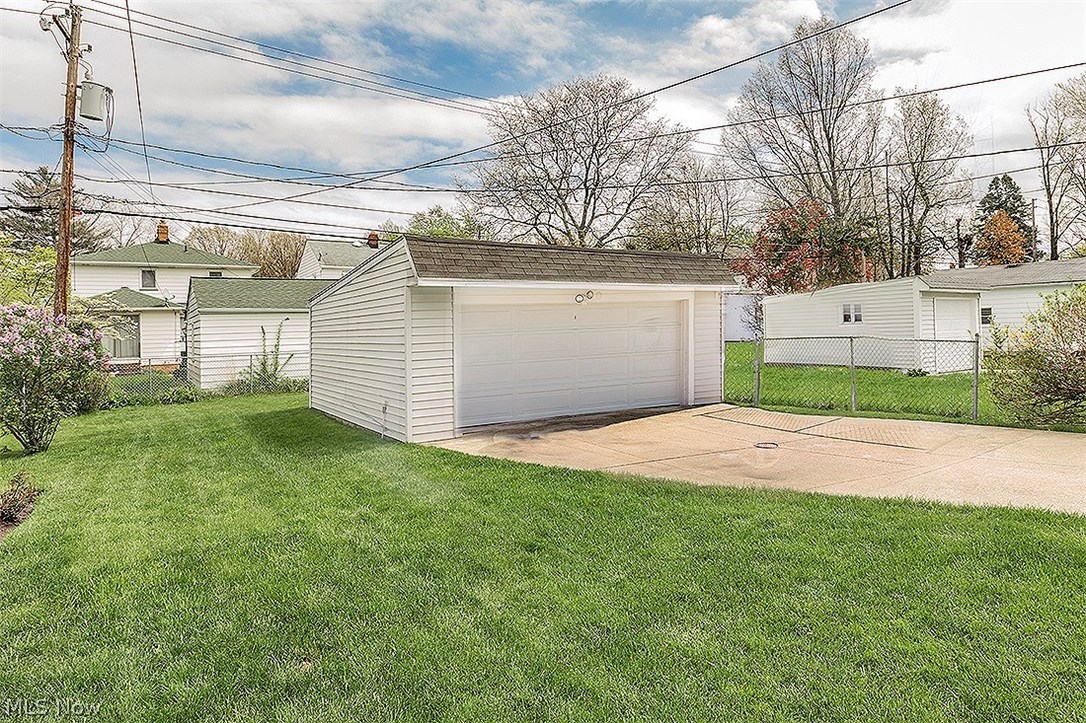 1117 Winston Road Cleveland, OH 44121 - Photo 3 of 31