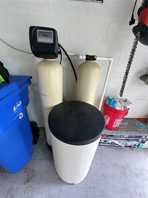 12633 Early Run Lane Riverview, FL 33578 - Photo 41 of 44 a water heater sitting on top of a table