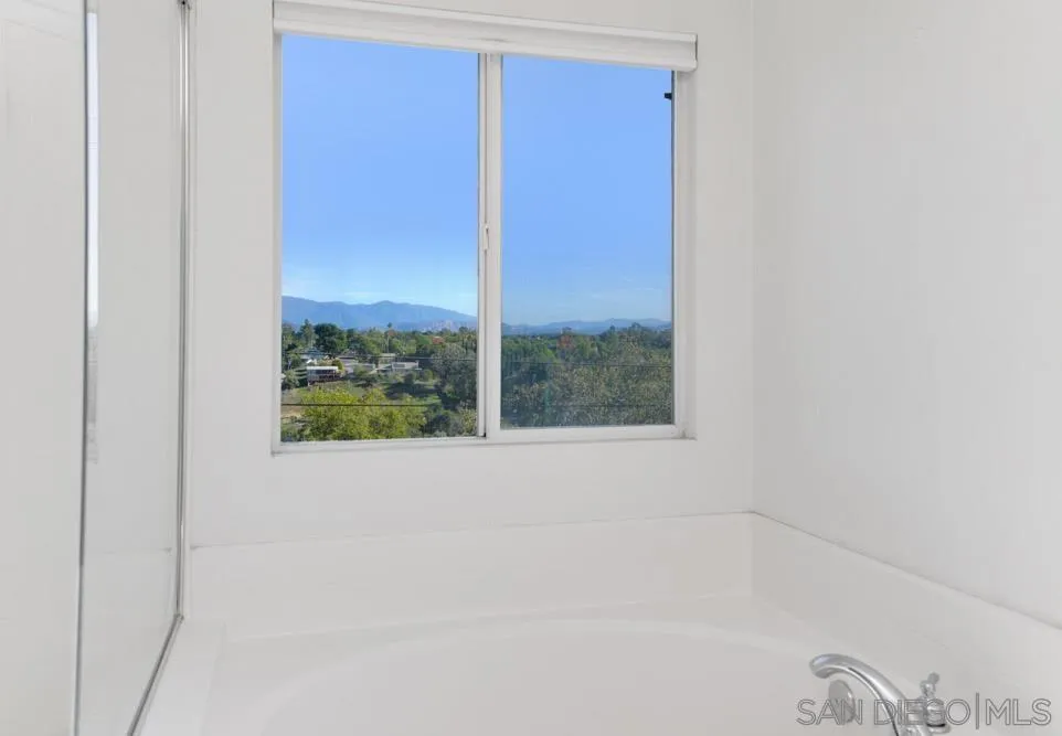 344 Natalie Way Fallbrook, CA 92028 - Photo 32 of 37 a bathroom with a bathtub