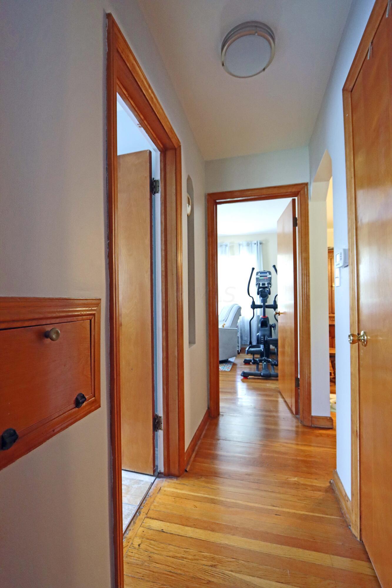 2717 Tudor Road Columbus, OH 43209 - Photo 22 of 51 Hallway with laundry chute