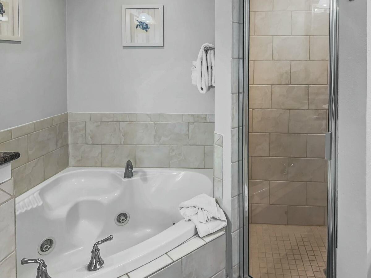 1150 Santa Rosa Boulevard, Unit 223 Fort Walton Beach, FL 32548 - Photo 19 of 53 a bathroom with a tub