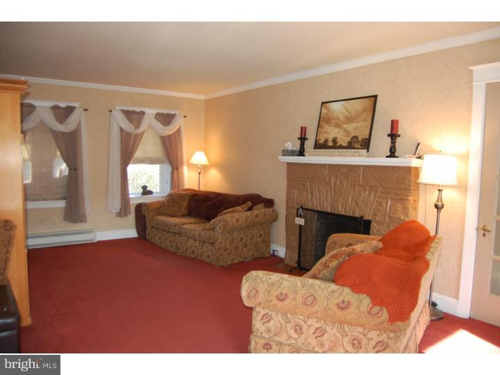115 Broadview Road Springfield, PA 19064 - Photo 9 of 25 Living Room