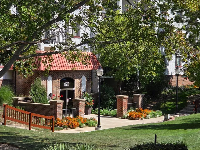 $230,000 | 475 Plum Creek Drive, Unit 206, Wheeling, IL 60090