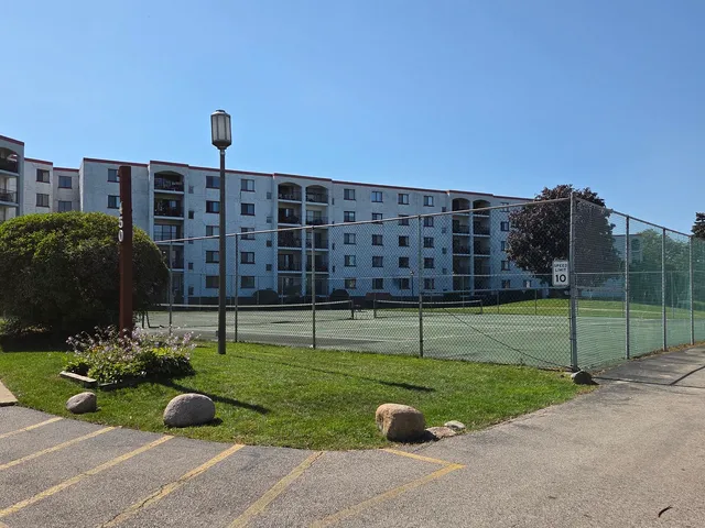$210,000 | 475 Plum Creek Drive, Unit 206, Wheeling, IL 60090
