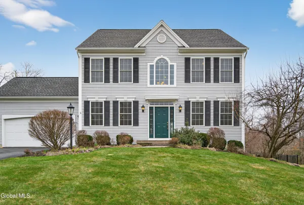 $674,900 | 39 Outlook Drive South, Halfmoon, NY 12118