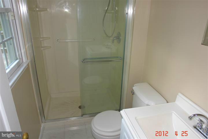 8062 Stillbrooke Road Manassas, VA 20112 - Photo 8 of 15 Bath (Master)