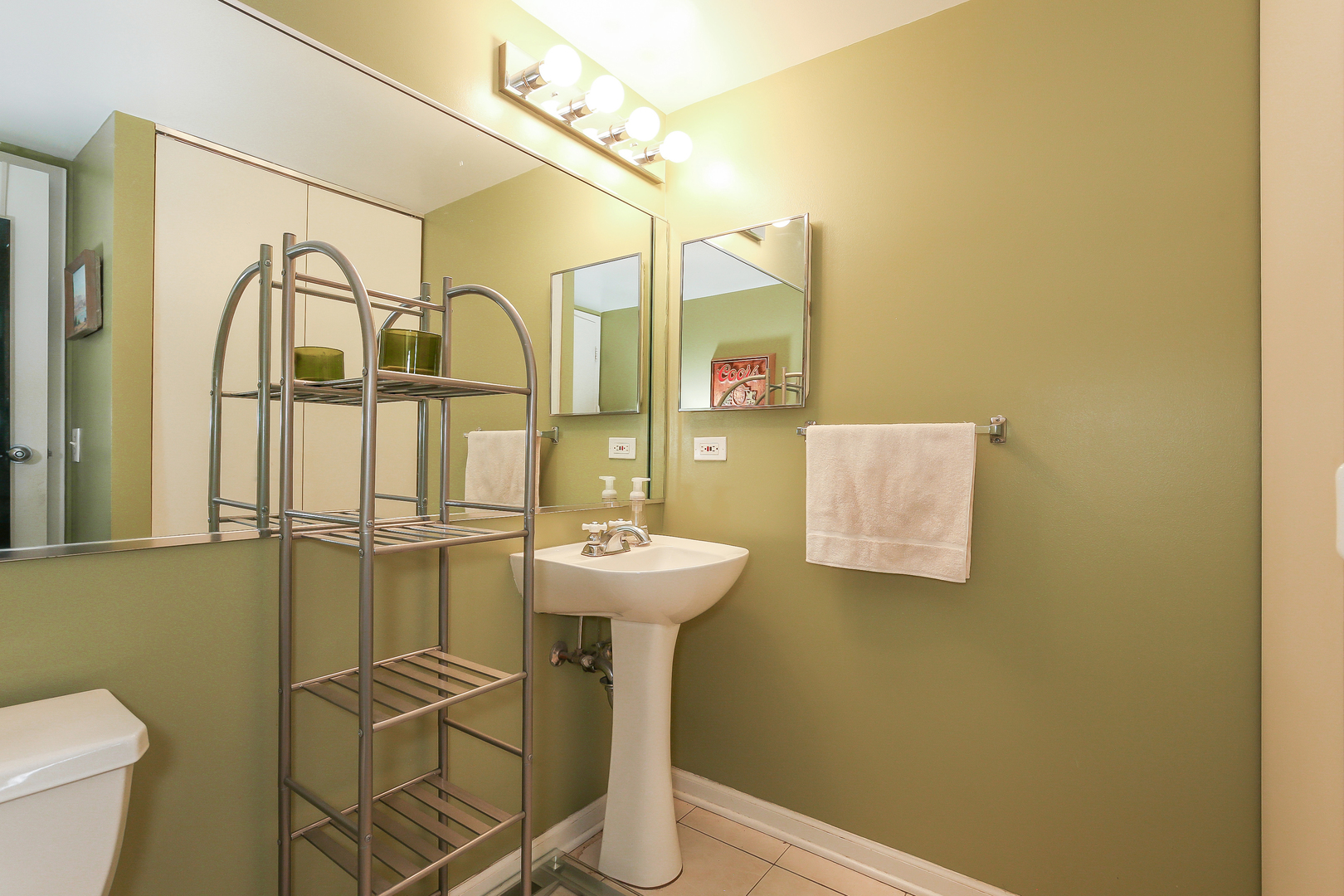 711 West Gordon Terrace, Unit 503 Chicago, IL 60613 - Photo 9 of 14