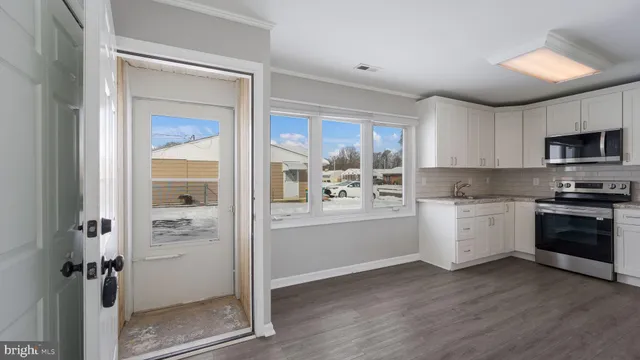 $2,300 | 11 Glenwood Lane, Levittown, PA 19055