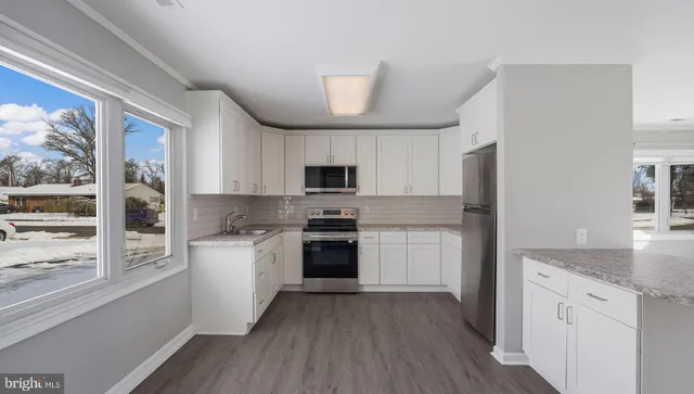 $2,300 | 11 Glenwood Lane, Levittown, PA 19055