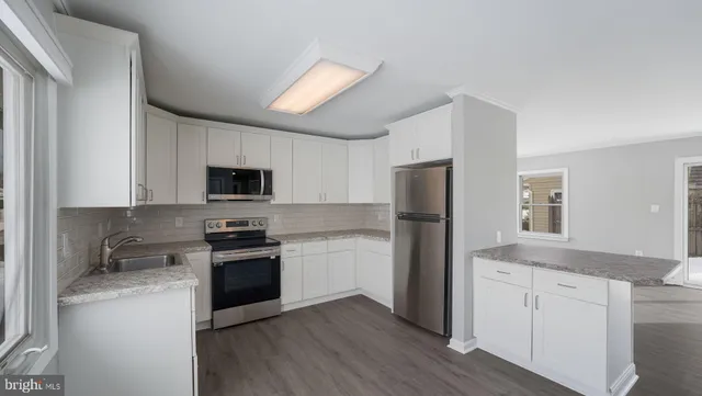 $2,300 | 11 Glenwood Lane, Levittown, PA 19055