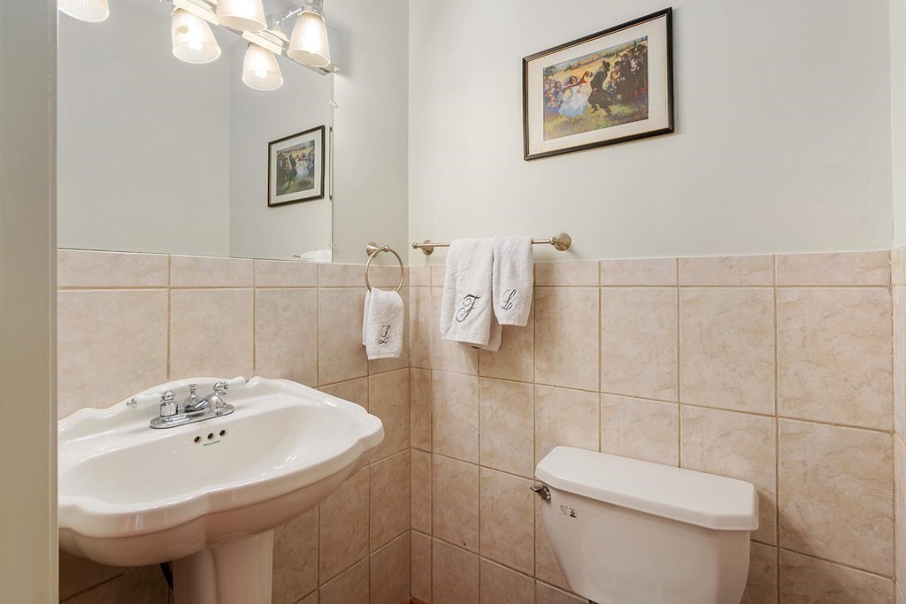 35 Crosby Road Newton, MA 02467 - Photo 14 of 36