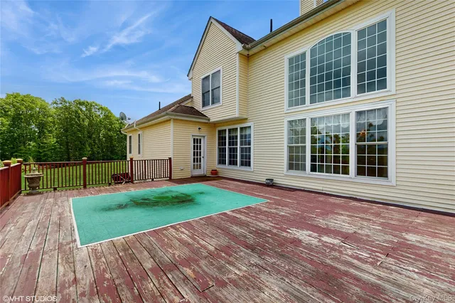 a view of a house with backyard and porch
