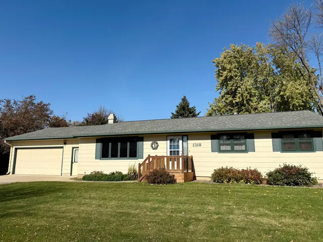 $299,900 | 1318 Chestnut Avenue West, Olivia, MN 56277