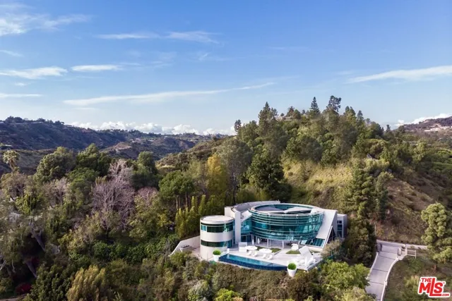 a view of a houses with a garden