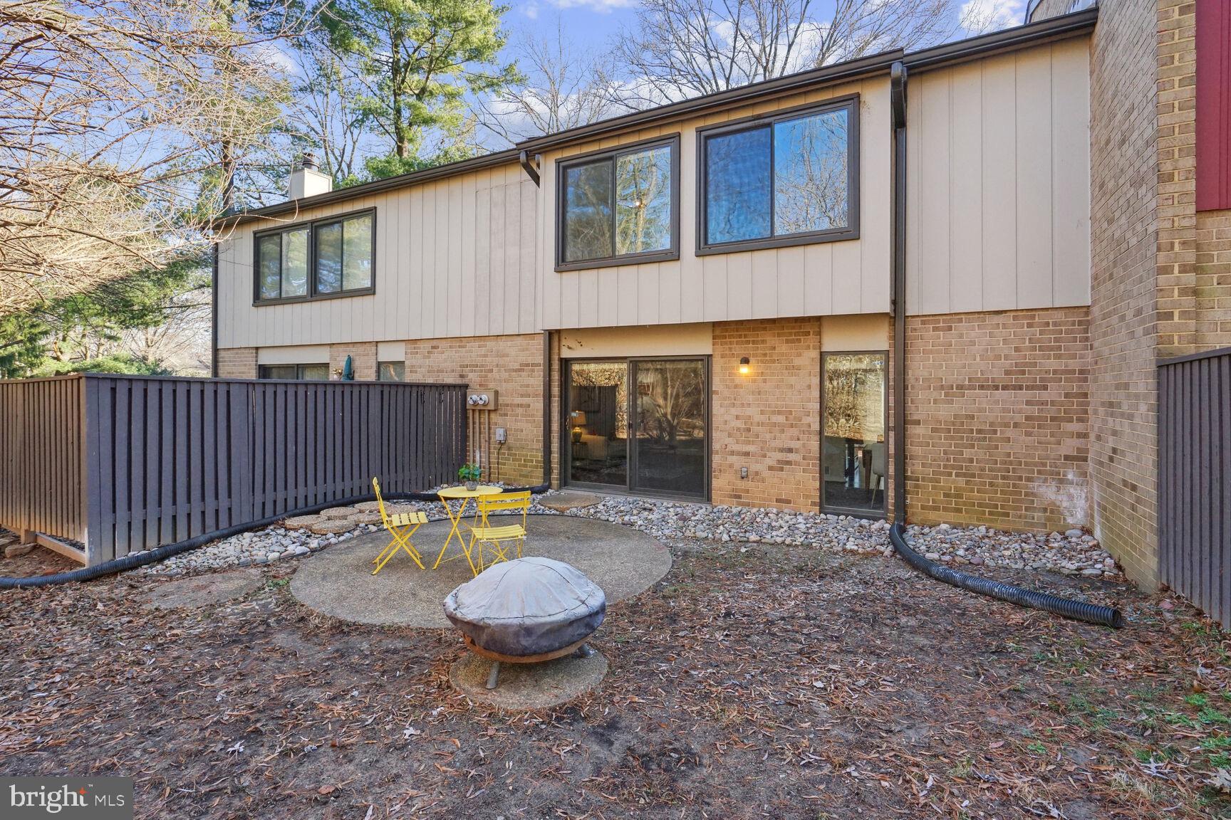 1747 Ivy Oak Square Reston, VA 20190 - Photo 29 of 31 Large Backyard