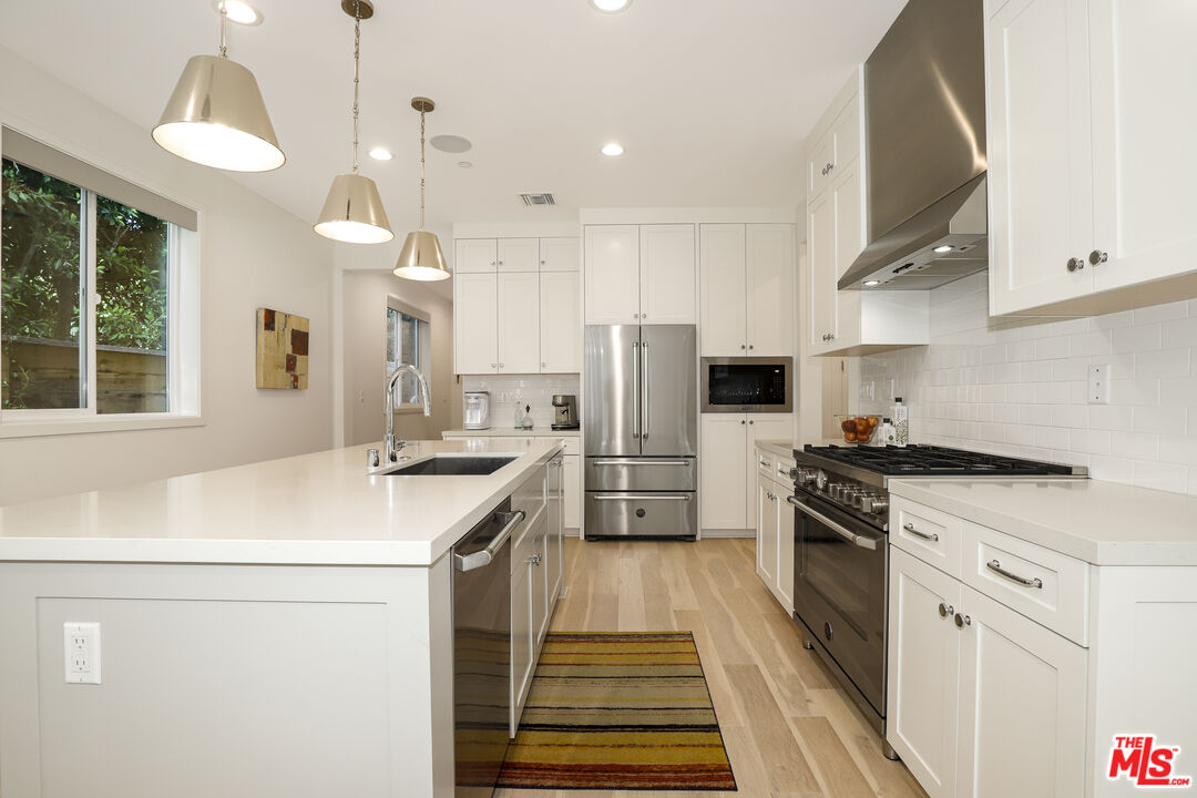 1741 South Marvin Avenue Los Angeles, CA 90019 - Photo 11 of 35