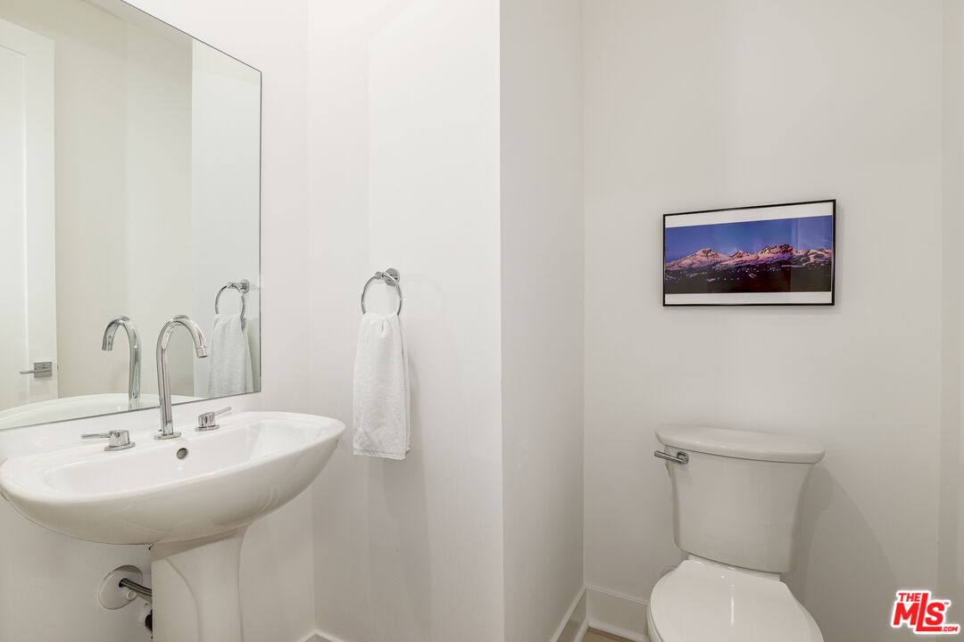 1741 South Marvin Avenue Los Angeles, CA 90019 - Photo 12 of 35