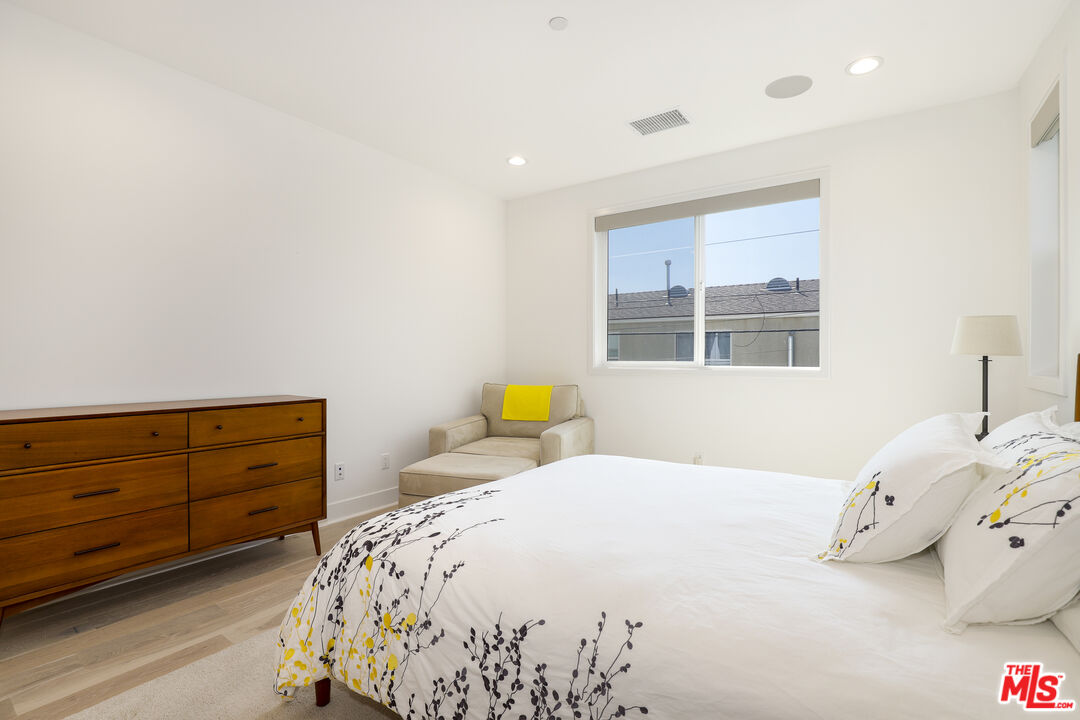 1741 South Marvin Avenue Los Angeles, CA 90019 - Photo 14 of 35