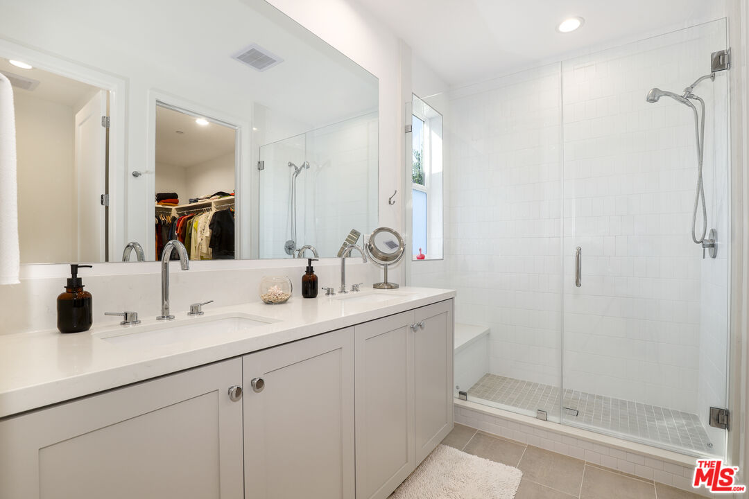 1741 South Marvin Avenue Los Angeles, CA 90019 - Photo 16 of 35