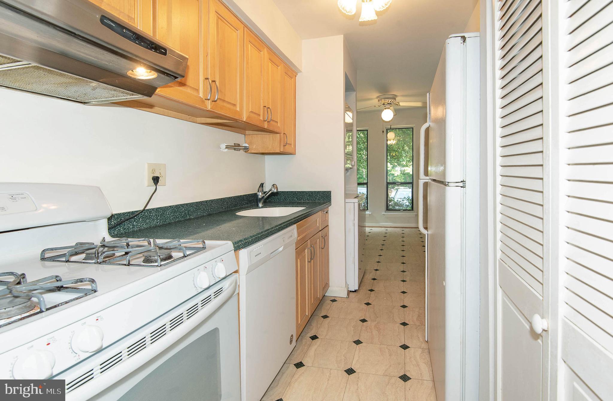 11204 Chestnut Grove Square, Unit 112043 Reston, VA 20190 - Photo 13 of 30