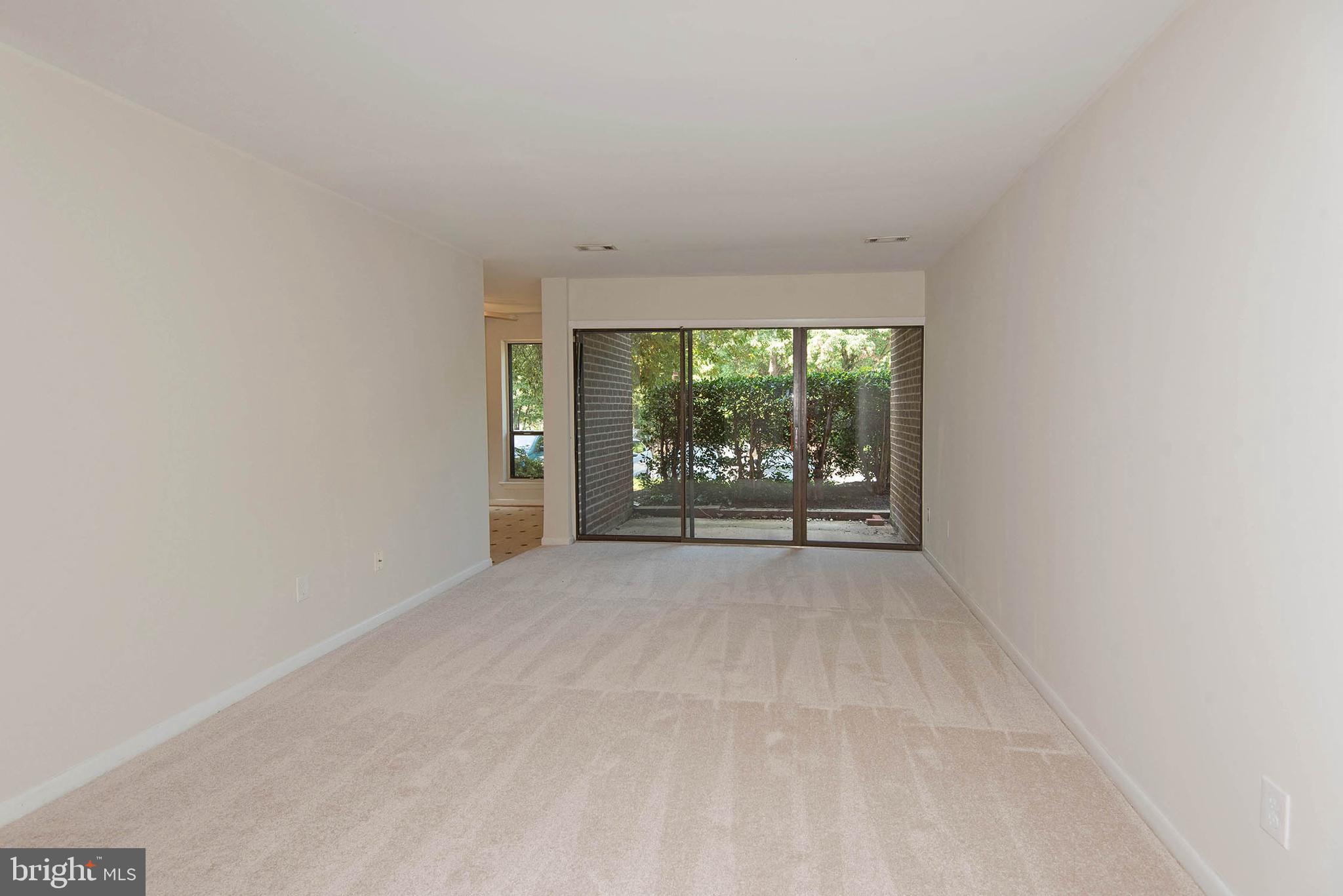 11204 Chestnut Grove Square, Unit 112043 Reston, VA 20190 - Photo 3 of 30 Living room