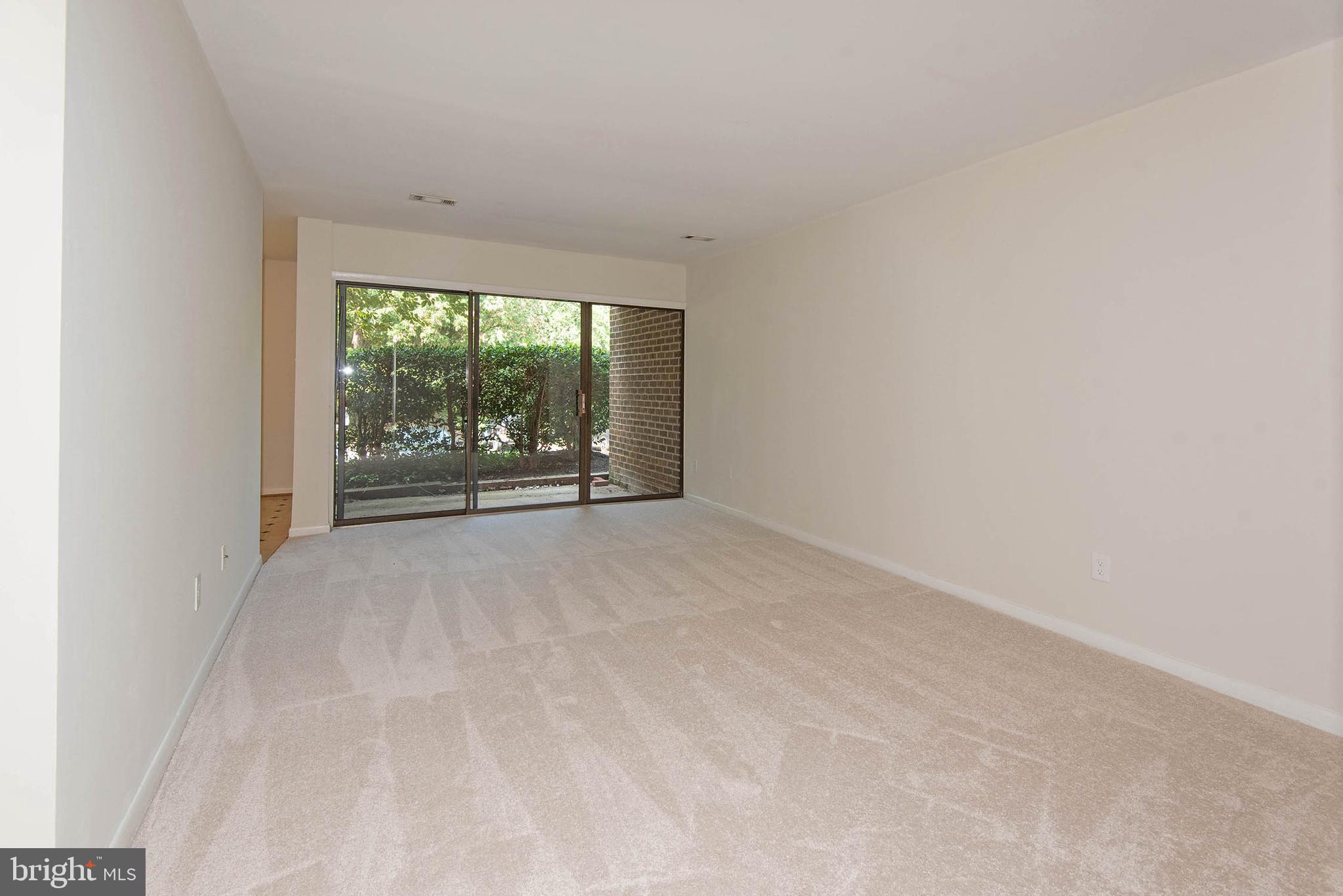 11204 Chestnut Grove Square, Unit 112043 Reston, VA 20190 - Photo 4 of 30 Living room