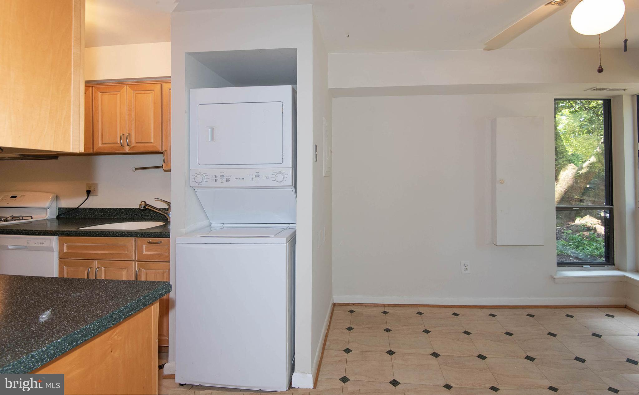 11204 Chestnut Grove Square, Unit 112043 Reston, VA 20190 - Photo 6 of 30 Kitchen/breakfast room