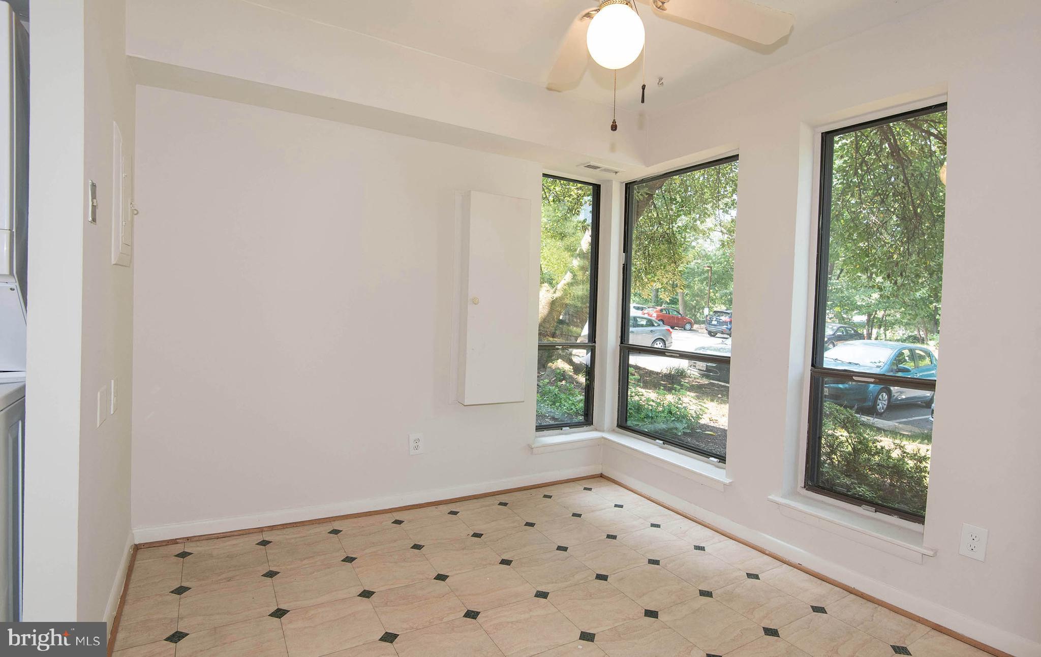 11204 Chestnut Grove Square, Unit 112043 Reston, VA 20190 - Photo 7 of 30 Breakfast room