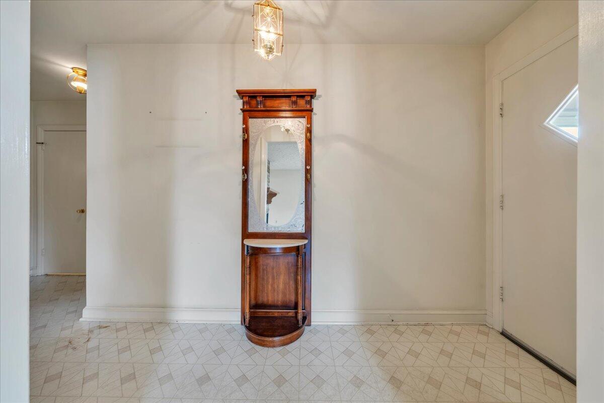 449 Cameron Drive Vinton, VA 24179 - Photo 5 of 39 an empty room with mirror