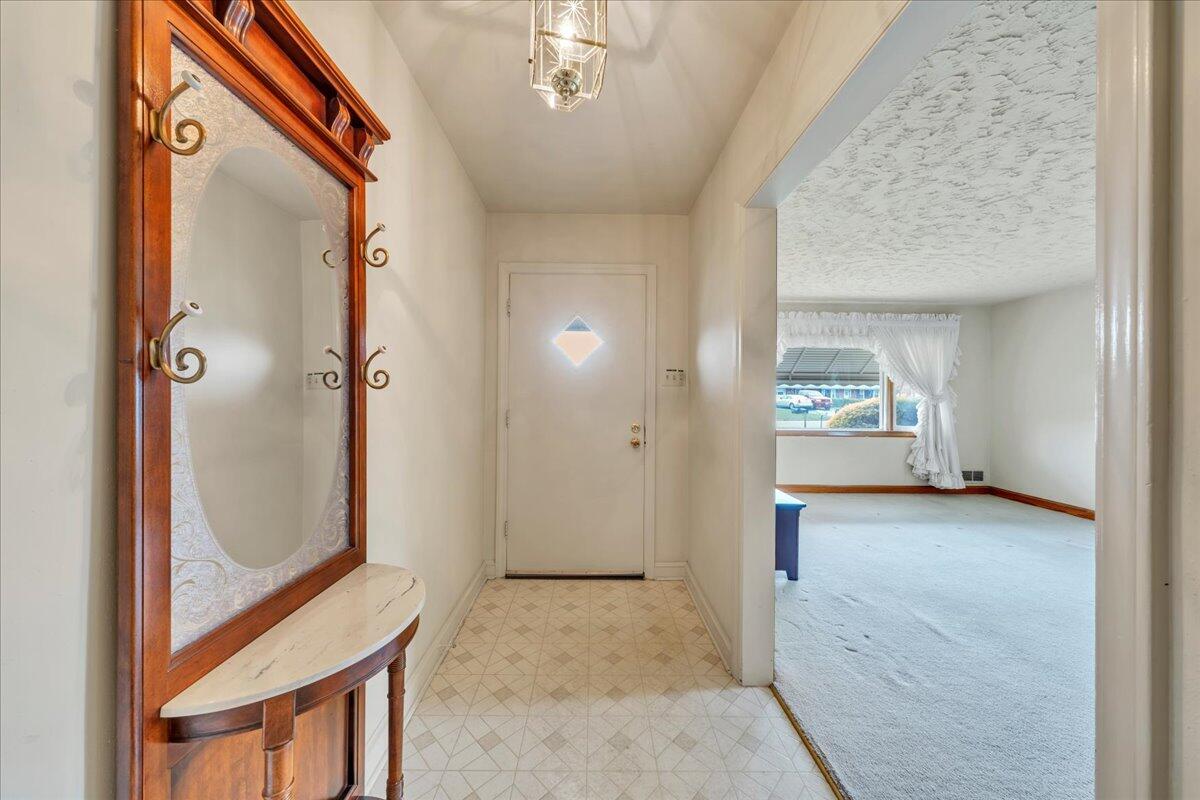 449 Cameron Drive Vinton, VA 24179 - Photo 6 of 39