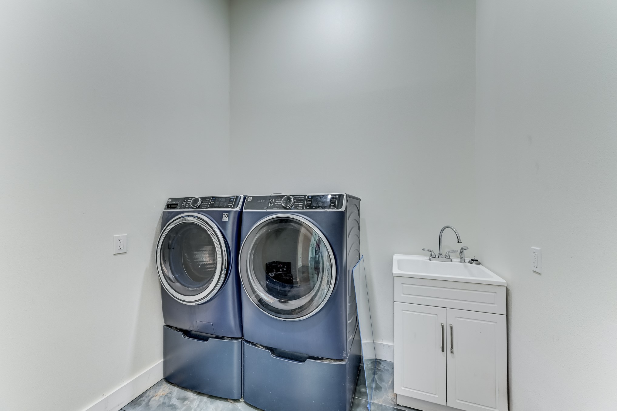 4914 Harvey Road Crosby, TX 77532 - Photo 33 of 50 Laundry room