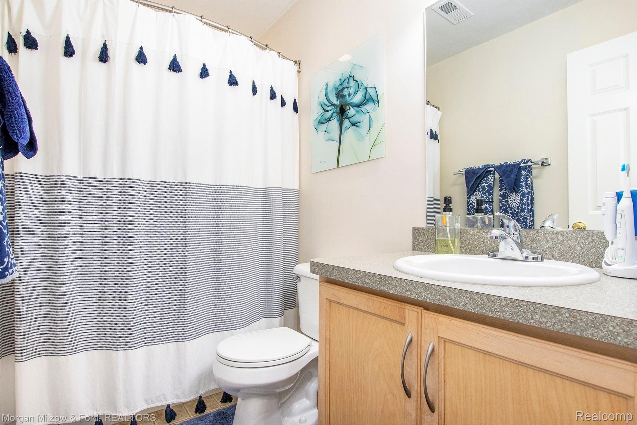 9380 Rattalee Lake Road Clarkston, MI 48348 - Photo 21 of 35 Second floor neutral full bath