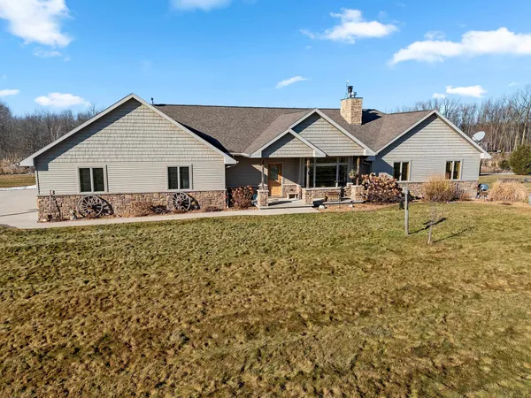 $1,842,775 | N8481 Town Hall Road, Black Creek, WI 54106
