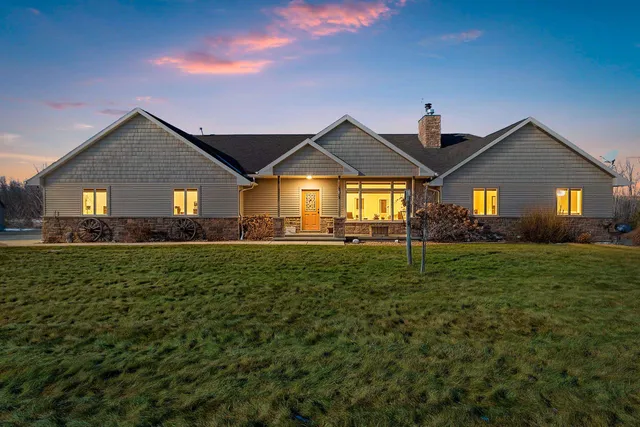 $1,842,775 | N8481 Town Hall Road, Black Creek, WI 54106